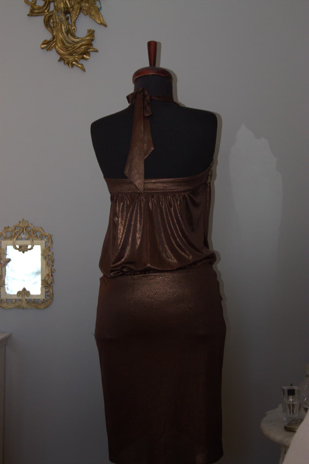 Kahverengi metal aksesuarlı saten görünümlü vintage elbise