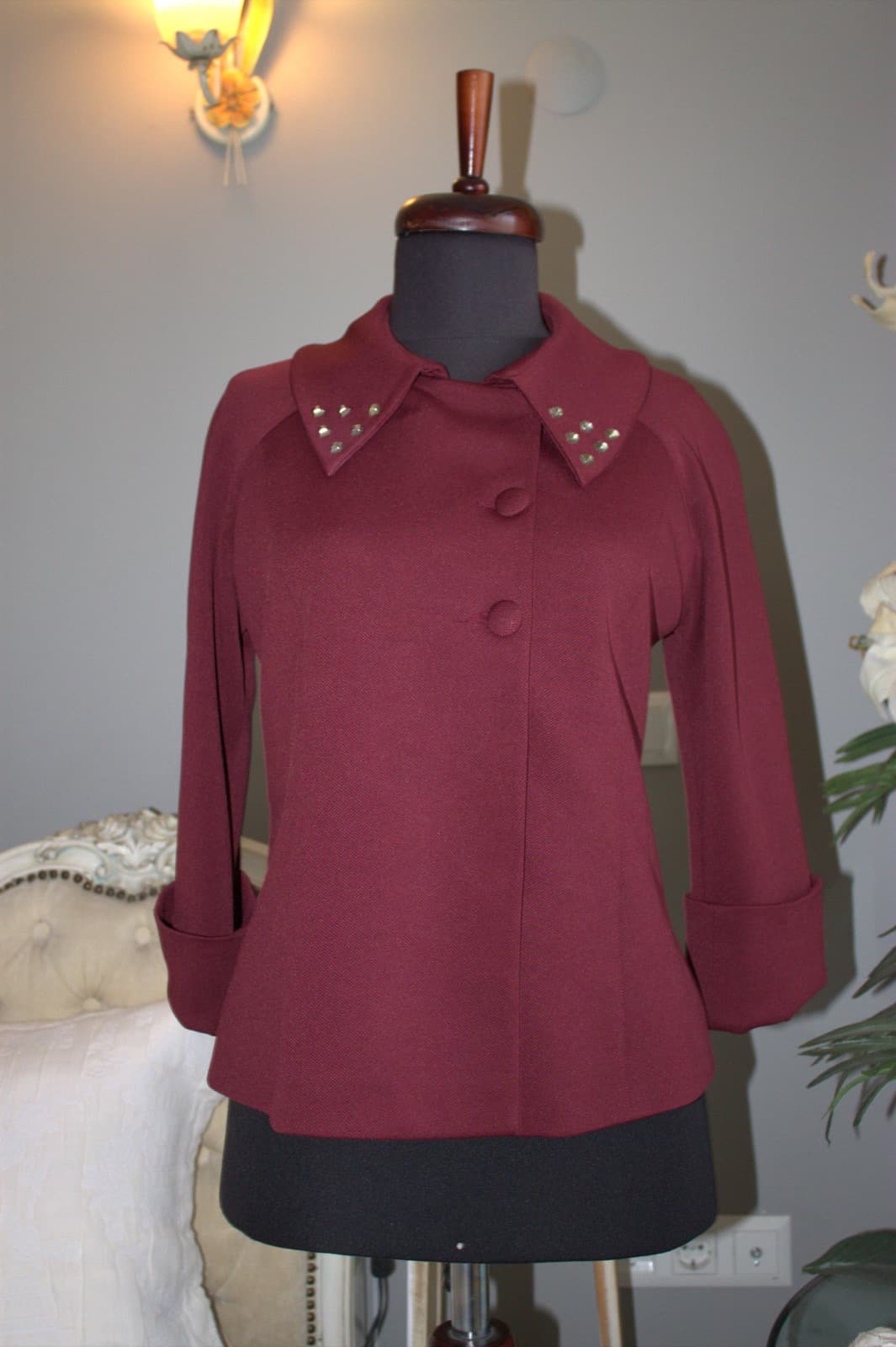 Bordo taş süslemeli yakalı kısa vintage ceket