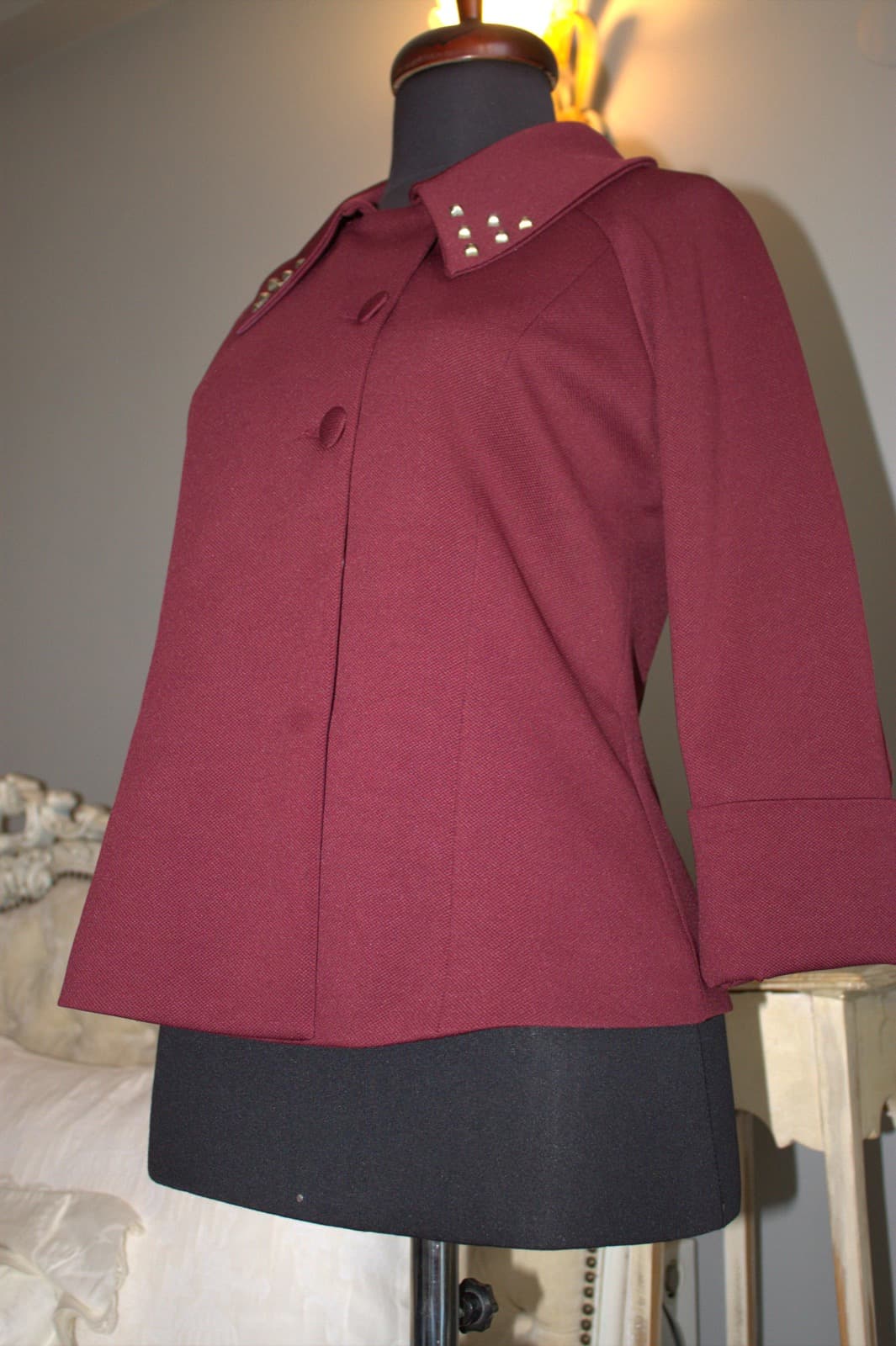 Bordo taş süslemeli yakalı kısa vintage ceket