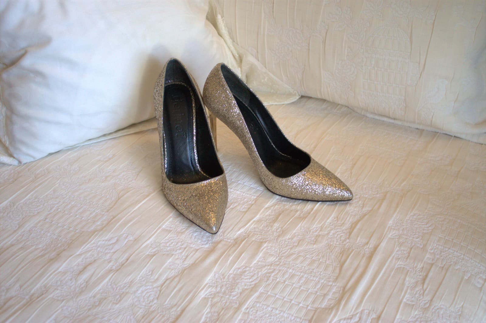 Altın simli sivri burun ince topuklu stiletto
