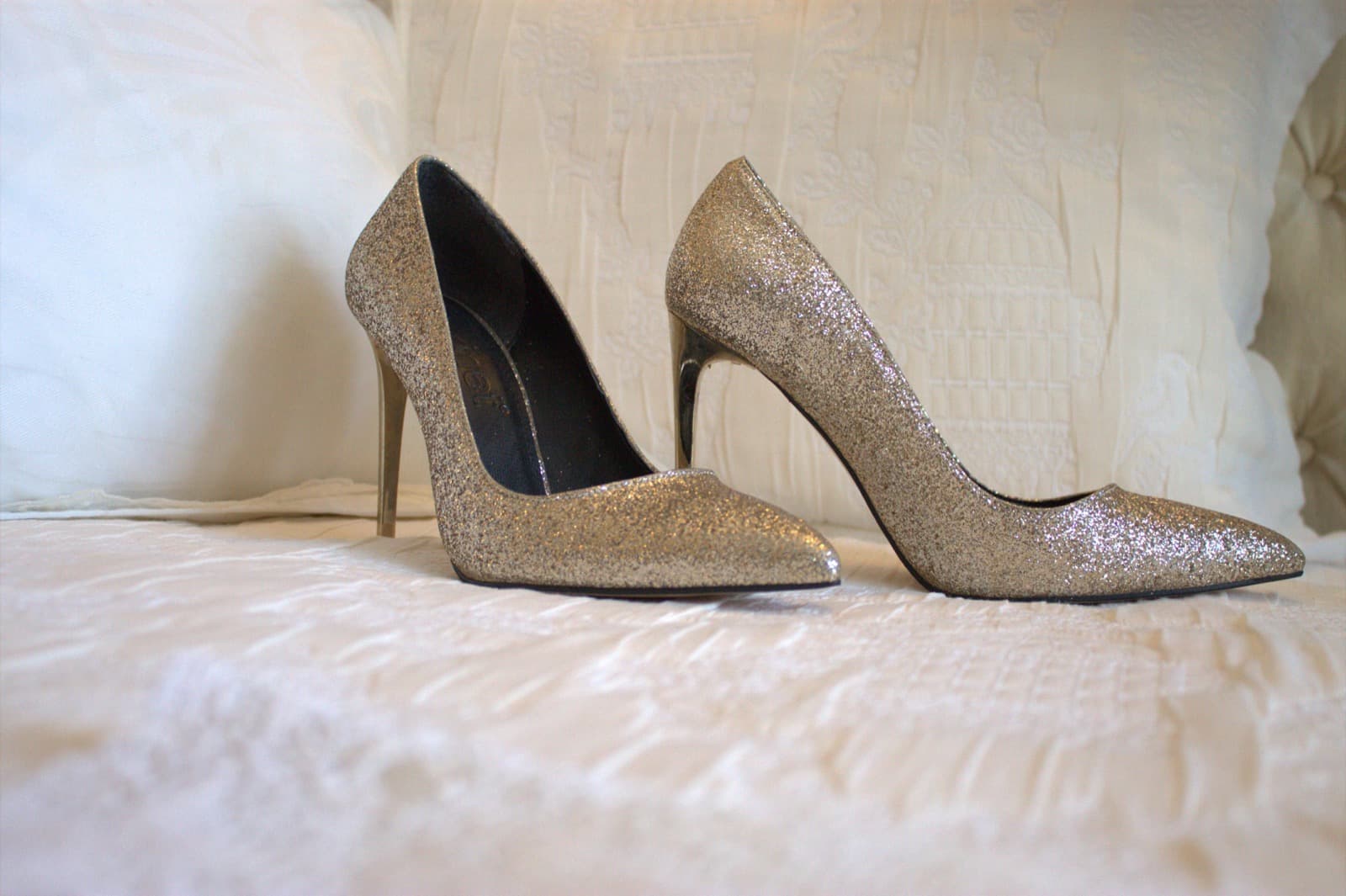 Altın simli sivri burun ince topuklu stiletto