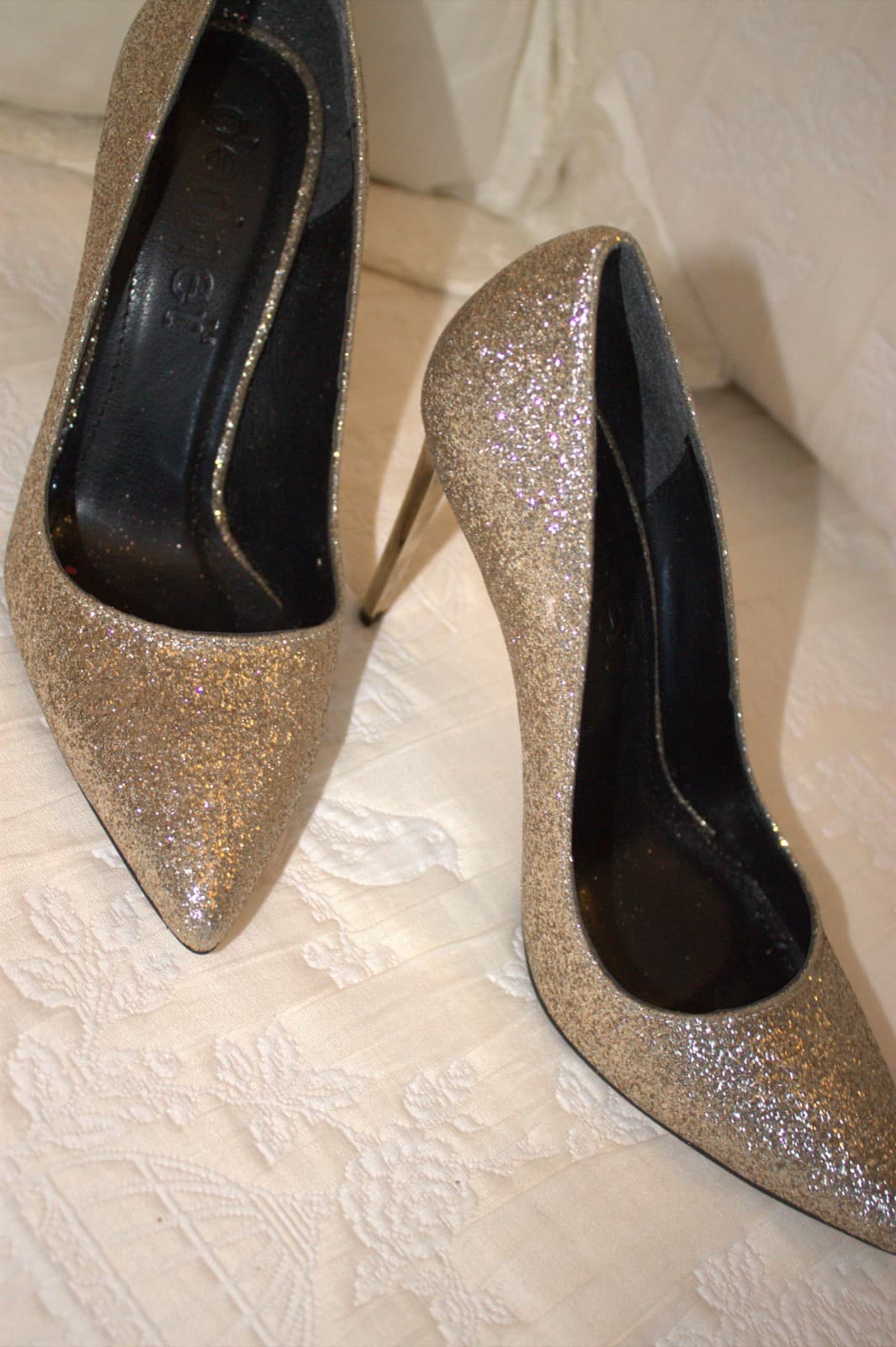 Altın simli sivri burun ince topuklu stiletto