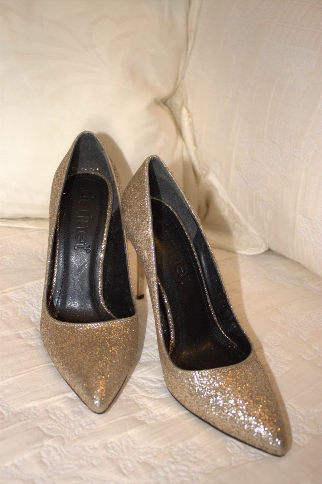 Altın simli sivri burun ince topuklu stiletto