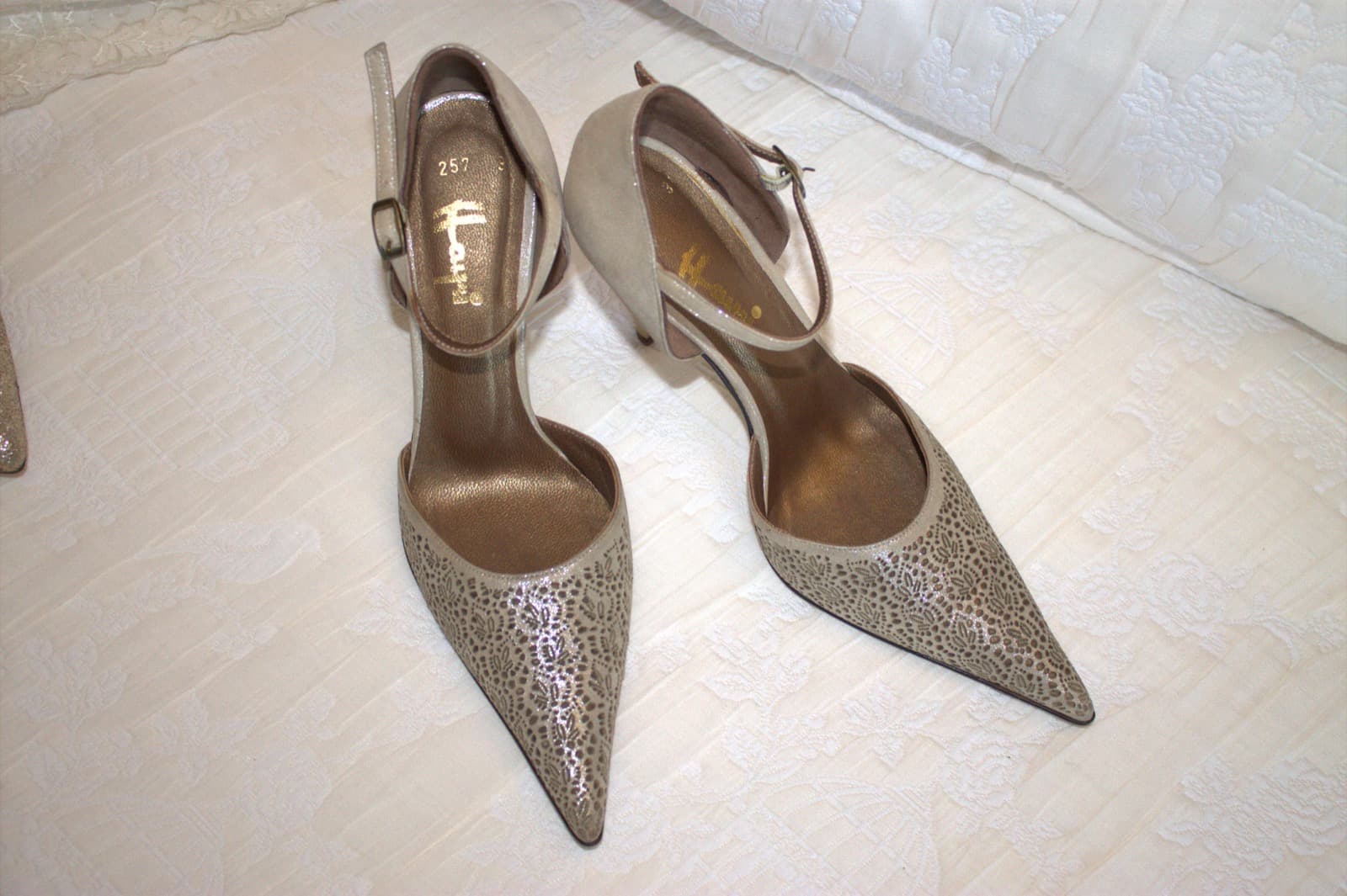 Gold lazer desenli sivri burun bilekten bantlı stiletto